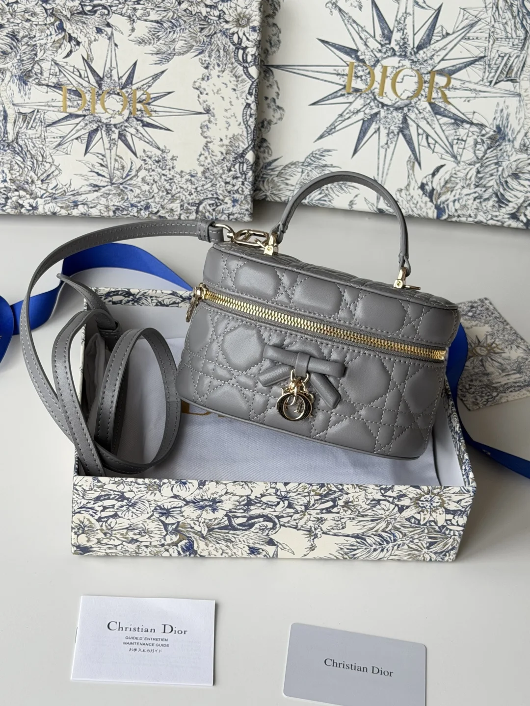 原单迪奥女包|高仿迪奥女包|精仿迪奥女包|一比一迪奥女包<p> Dior蝴蝶结化妆包 经典菱格+蝴蝶结金属吊饰 优雅精致感拉满柔软的小羊皮轻便耐用 日常通勤 出街都超适合 手提+斜挎两用 灵活百搭 内部空间能装化妆品等<p>2026春夏女包半定型皮包迷你</p>型号 S2603PUQA_M39Z</p><p>款式 迷你化妆包</p>