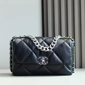 <p> 纯原厂19 bag</p><p>皮料 欧洲原厂方框正品山羊皮</p><p>五金 意大利进口24k镀厚金做旧五金</p><p>货源稀少 经常容易断货</p><p>整个包的手感与真品完美达成一致 </p><p>1161 中号尺寸30cm</p>