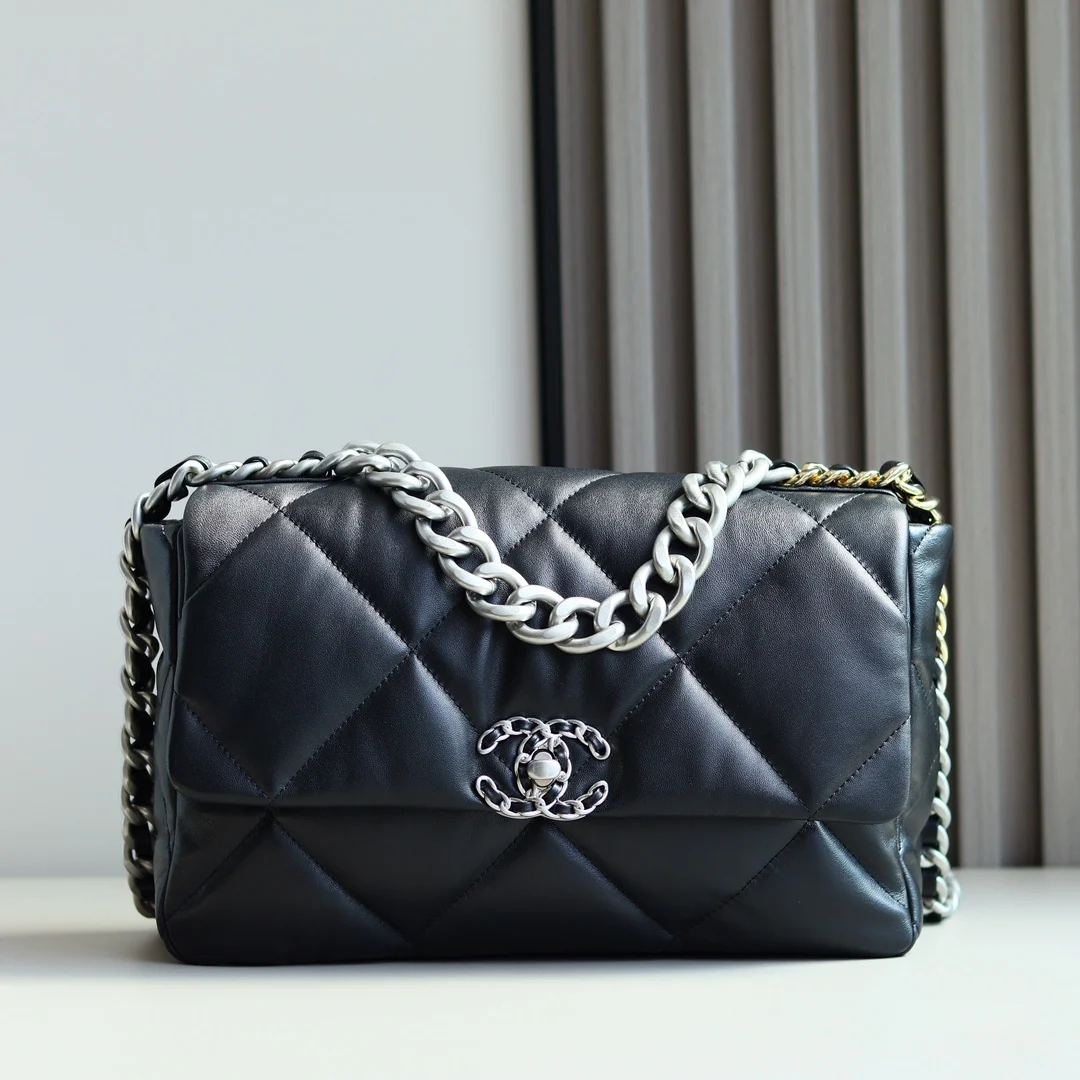 <p> 纯原厂19 bag</p><p>皮料 欧洲原厂方框正品山羊皮</p><p>五金 意大利进口24k镀厚金做旧五金</p><p>货源稀少 经常容易断货</p><p>整个包的手感与真品完美达成一致 </p><p>1161 中号尺寸30cm</p>
