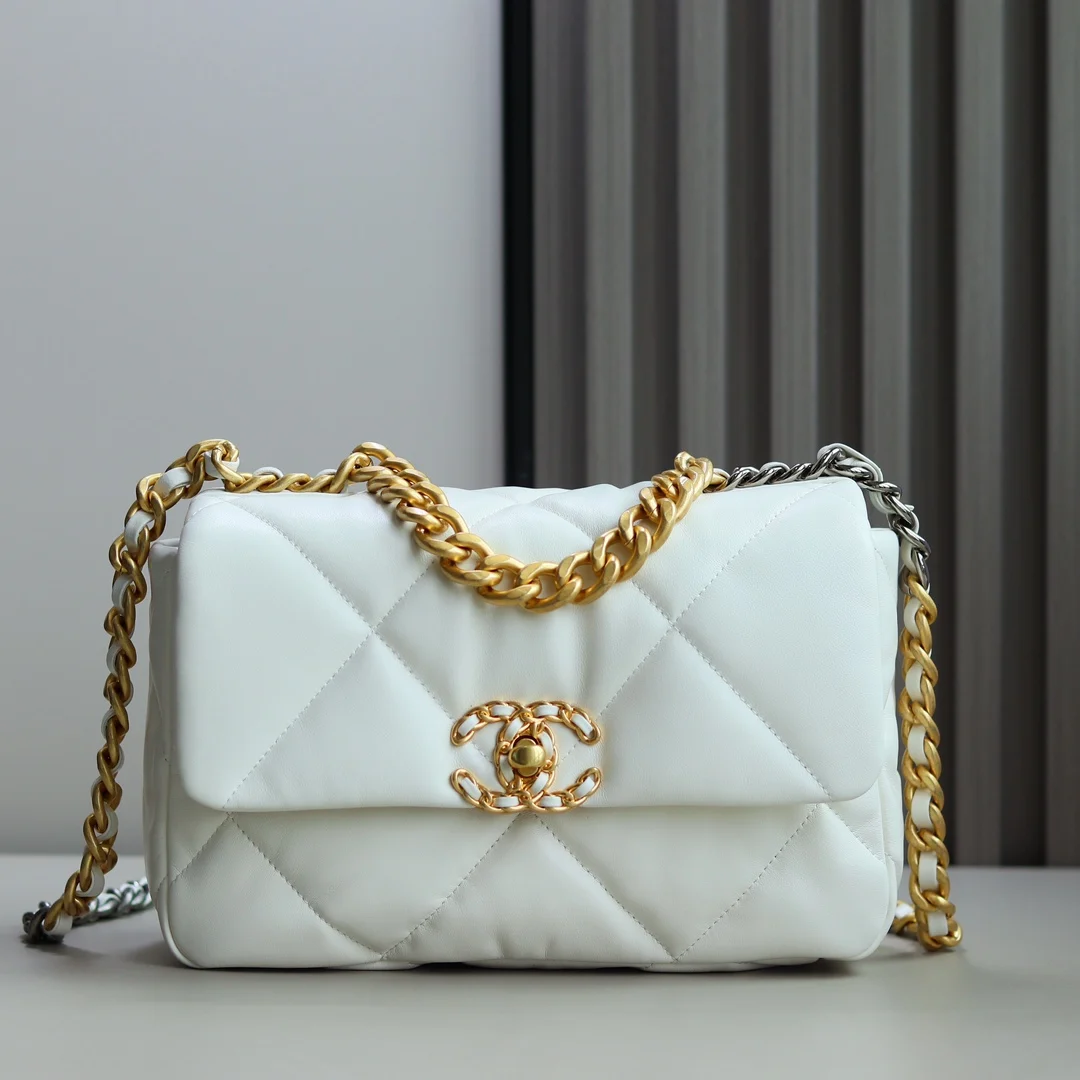 <p> 纯原厂19 bag经典款</p><p>皮料 欧洲原厂方框正品山羊皮</p><p>五金 意大利进口24k镀厚金做旧五金</p><p>货源稀少 经常容易断货</p><p>整个包的手感与真品完美达成一致 </p><p>1160 小号尺寸26cm</p>
