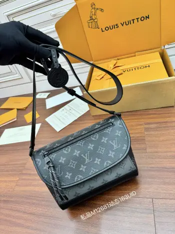 <p>独家163首发型号 M12681私品 163动态UID  进口菱形面料  品质第九次升级 进口原厂皮 专柜同步 动态电子芯片 礼品袋 保护纸 铜版电子标签 合格证 皮料是正品代工厂意大利A级树膏皮 私品 :所谓的私品 是在于品质 五金 面料 手工 油边 A级出品 拍摄图跟产品一致</p>