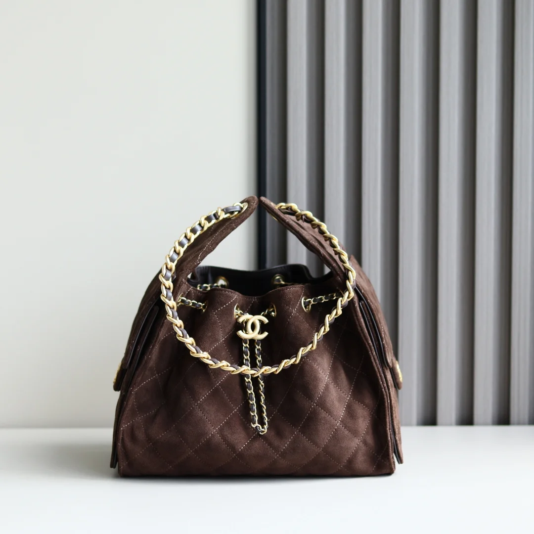 原单香奈儿女包|高仿香奈儿女包|精仿香奈儿女包|一比一香奈儿女包<p>25C 早春系列</p><p>Chane1 25C 人气hobo腋下包</p><p>限量版反绒小牛皮 </p><p>无法抗拒的高级感大秀会场上的款 非常难买 实物非常好看 很酷很美容量也非常大超级推荐</p><p>原厂正品Bonaudo反绒小牛皮</p><p>AS5293 30*26*14cm </p>