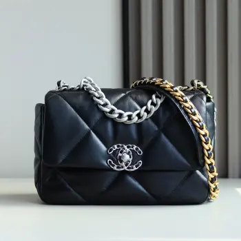 <p> 纯原厂19 bag</p><p>经典款之芯片19 bag</p><p>皮料 欧洲原厂方框正品山羊皮</p><p>五金 意大利进口24k镀厚金做旧五金</p><p>货源稀少 经常容易断货</p><p>整个包的手感与真品完美达成一致 </p><p>1160 小号尺寸26cm</p>