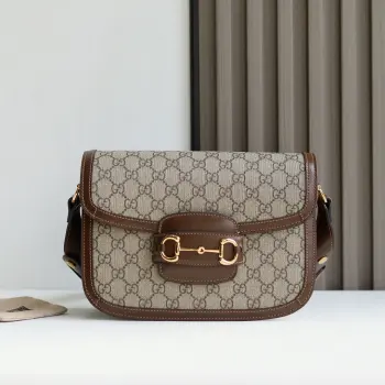<p>  Horsebit bag </p><p>全新复古风格马鞍包 名字也非常特别 1955 Horsebit Bag 经典的马衔扣+Monogram+牛皮勾边设计 满满的复古调调 肩带可调节肩背或斜挎 </p><p>型号 602204 尺寸 25*18*8cm </p>