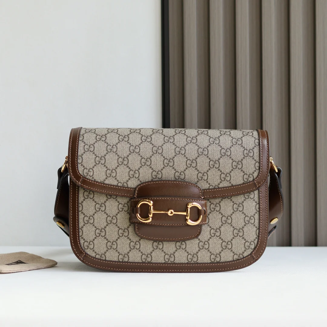 <p> Horsebit bag </p><p>全新复古风格马鞍包 名字也非常特别 1955 Horsebit Bag 经典的马衔扣+Monogram+牛皮勾边设计 满满的复古调调 肩带可调节肩背或斜挎 </p><p>型号 602204 尺寸 25*18*8cm </p>