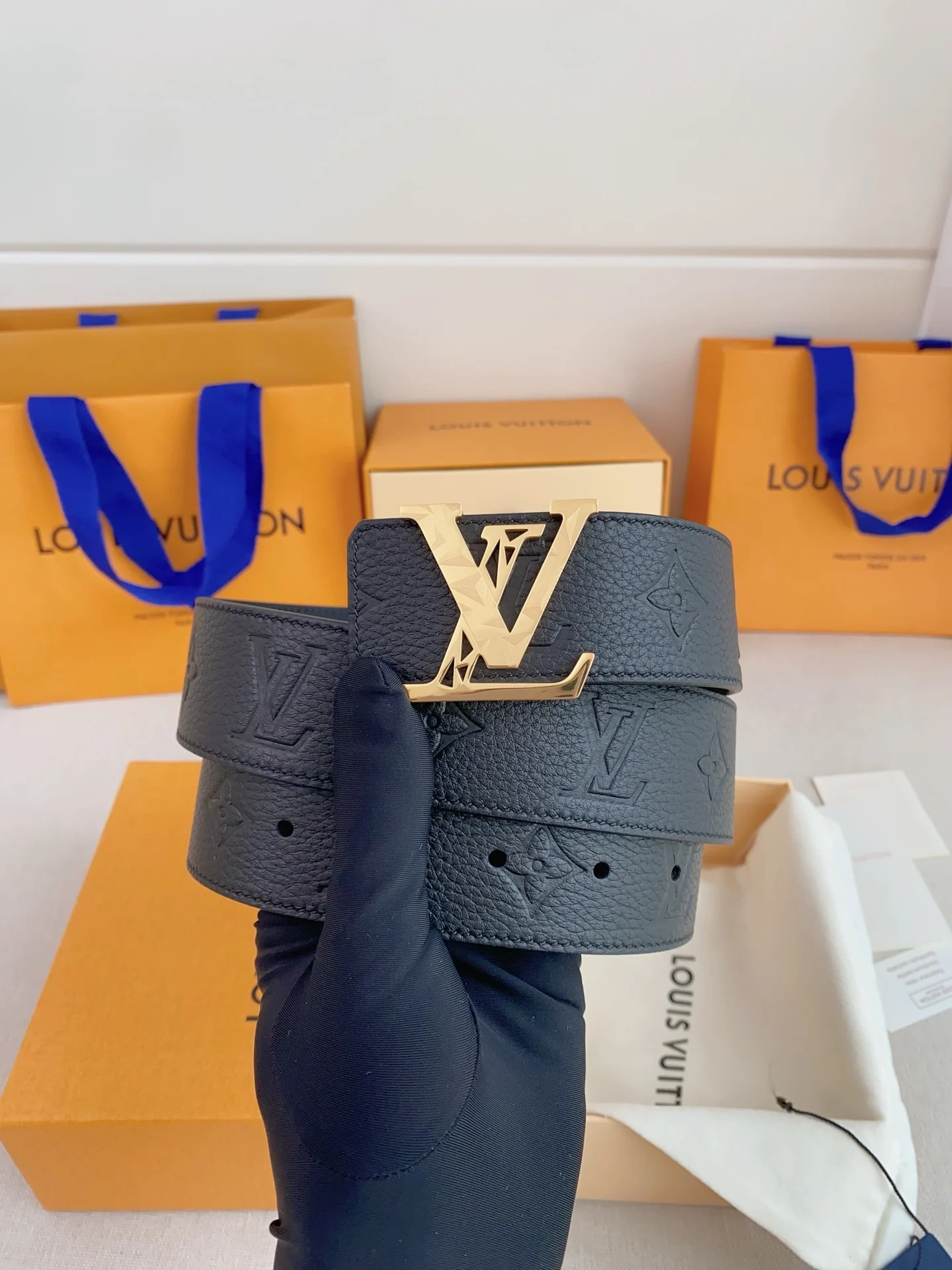 原单LV皮带|高仿LV皮带|精仿LV皮带|一比一LV皮带<p> Lv.路易威登</p>LV 奢华款现代 Taurillon 皮革 饰以雅致大方的标志性 LV 首字母 柔软结实的皮带 双色搭配可双面使用 可搭配从礼服到休闲装各种服饰 宽度4.0cm </p>