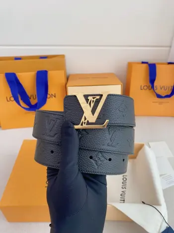 <p> Lv.路易威登</p>LV 奢华款现代 Taurillon 皮革 饰以雅致大方的标志性 LV 首字母 柔软结实的皮带 双色搭配可双面使用 可搭配从礼服到休闲装各种服饰 宽度4.0cm </p>