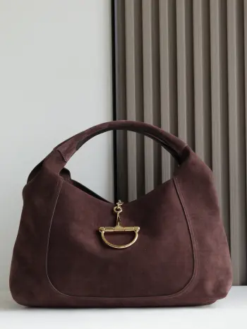 <p>这款Gucci Softbit系列肩背包匠心融蕴大号半马衔扣造型品牌经典马术风格配件 这款大号肩背包搭配可拆卸手拿包 </p><p>棕色绒面材质</p><p>浅金色调配件</p><p>深棕色超细纤维衬里</p><p>半马衔扣</p><p>内部 可拆卸手拿包</p>型号 837466</p>