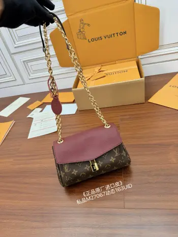 <p>独家(正品原厂进口皮)首发型号 M27067私品 163动态UID  进口菱形面料  品质和材料第九次再次升级 专柜同步 动态电子芯片 礼品袋 保护纸 铜版电子标签 合格证 皮料是正品代工厂意大利A级树膏皮 私品 是在于品质 五金 面料 手工 油边 是A级出品 拍摄图跟产品一致</p>
