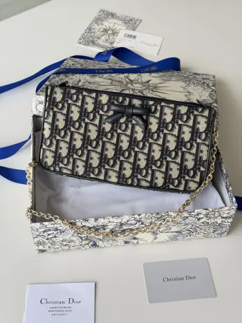<p>Dior Oblique Bow链条手拿包<p>这款 Dior Oblique Bow链条手拿包由乔纳森 安德森 (Jonathan Anderson) 原创呈献 时尚廓形饰以精美蝴蝶结提升格调 展现 Dior 全新的标志细节 正面饰以 Dior 标志装饰性皮革蝴蝶结</p><p>内部插袋<p>编号: S2504</p>