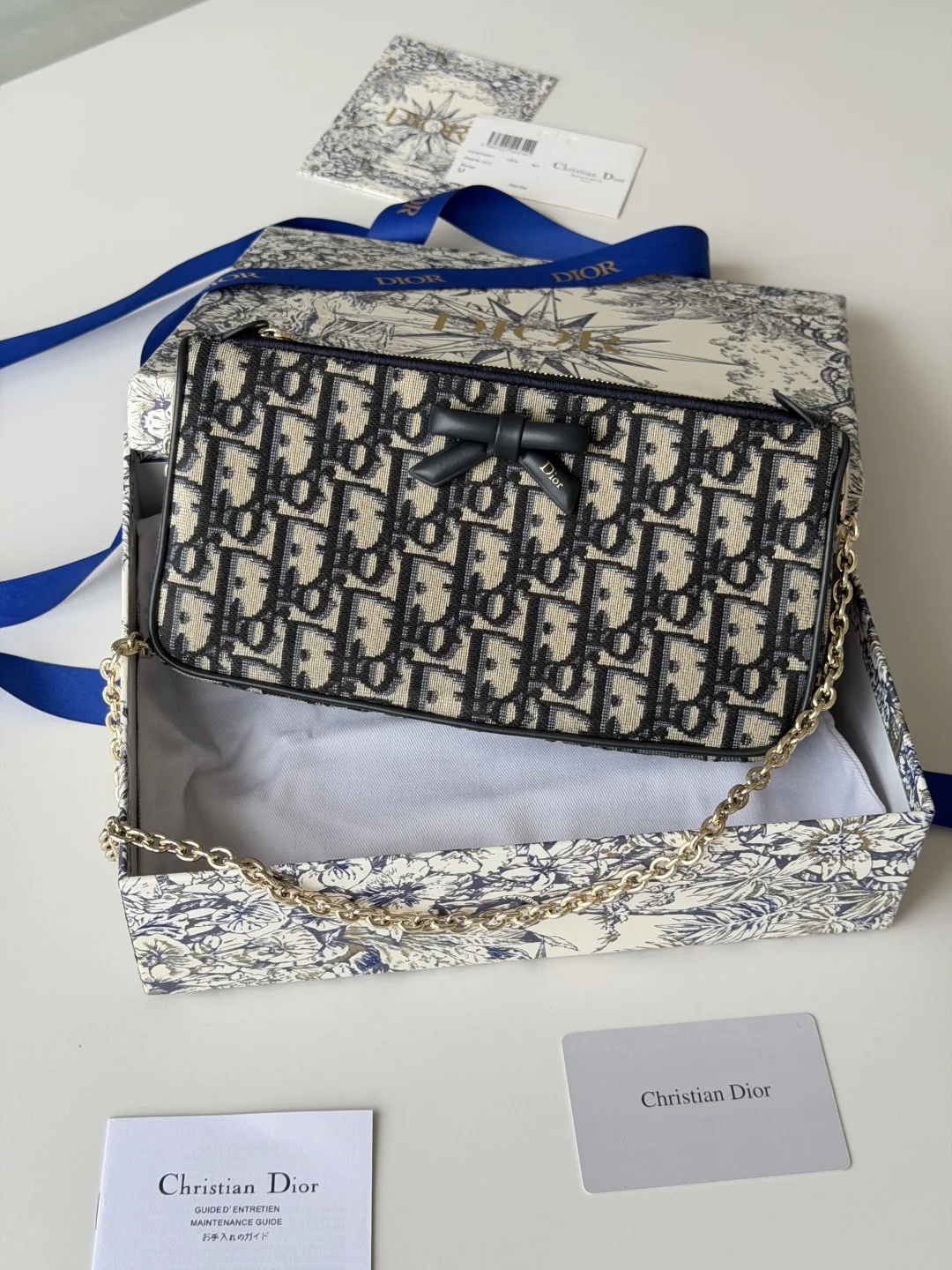 <p>Dior Oblique Bow链条手拿包<p>这款 Dior Oblique Bow链条手拿包由乔纳森 安德森 (Jonathan Anderson) 原创呈献 时尚廓形饰以精美蝴蝶结提升格调 展现 Dior 全新的标志细节 正面饰以 Dior 标志装饰性皮革蝴蝶结</p><p>内部插袋<p>编号: S2504</p>