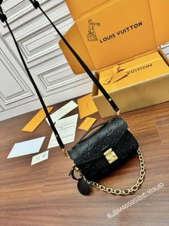 <p>独家163首发型号 M46595私品 163动态UID  进口菱形面料  品质第九次升级 进口原厂皮 专柜同步 动态电子芯片 礼品袋 保护纸 铜版电子标签 合格证 皮料是正品代工厂意大利A级树膏皮 私品 :所谓的私品 是在于品质 五金 面料 手工 油边 A级出品 拍摄图跟产品一致</p>