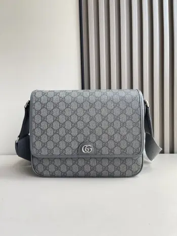 <p> Ophidia系列中号邮差包 GG Supreme Tender帆布魅力演绎男士系列配饰 柔软材质和耐用特性为品牌经典设计注入当代格调 这款Ophidia系列邮差包采用蓝色和黑色GG Supreme Tender帆布 并饰有双G配件 蓝色和黑色GG Supreme Tender帆布<p>型号 761741<p>意大利创作</p>