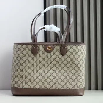 <p> Ophidia系列中号托特包</p><p>款号739730 颜色 啡棕</p><p>Ophidia系列依然是Gucci的标志性手袋之一</p><p>皮革提手 11厘米高 </p><p>皮革肩带 27厘米高 </p><p>中号尺寸 38.5厘米 宽 x 28.5厘米 高 x 15厘米 深 </p>