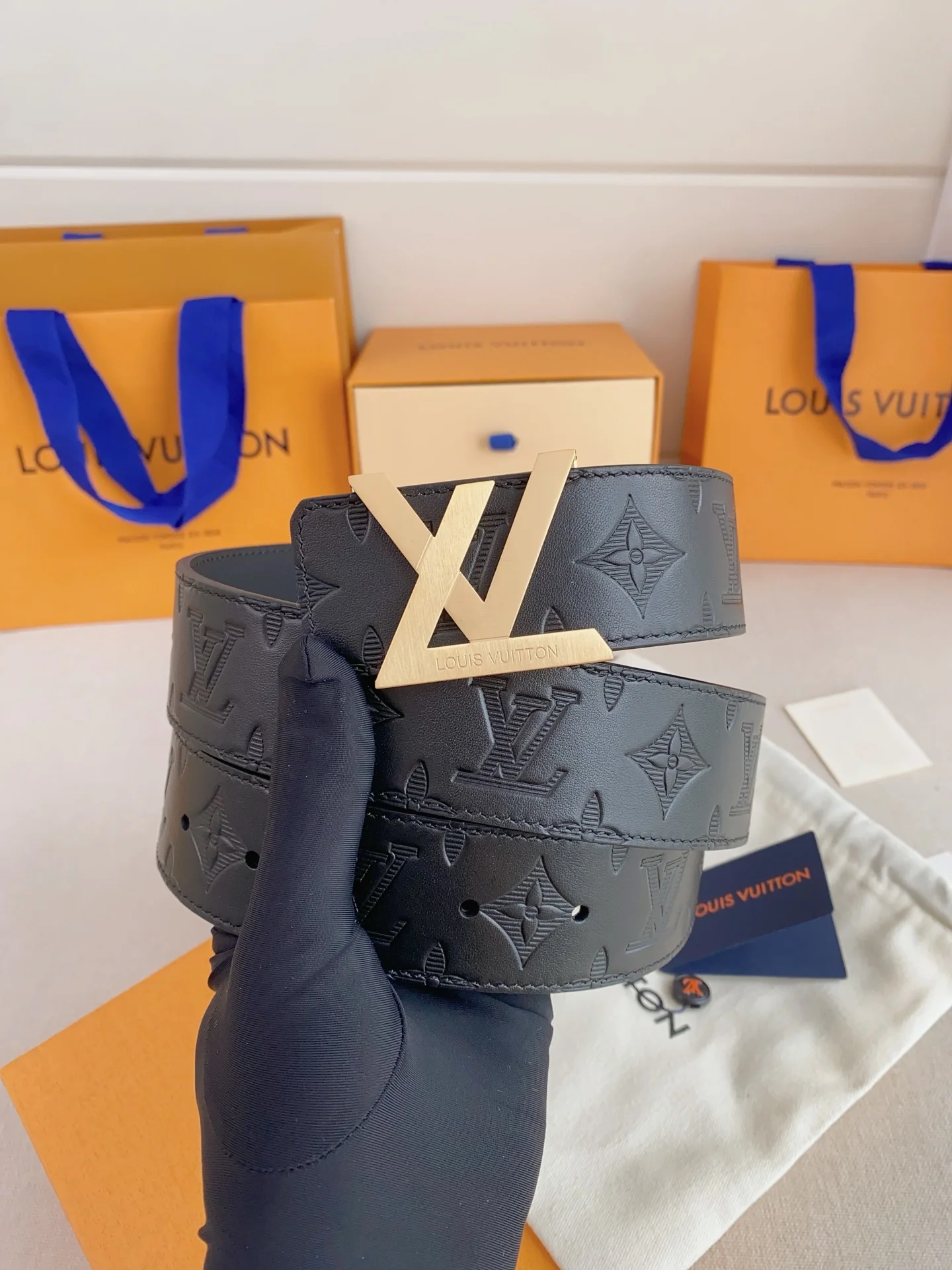 原单LV皮带|高仿LV皮带|精仿LV皮带|一比一LV皮带<p> Lv.路易威登</p>LV 奢华款现代 Taurillon 皮革 饰以雅致大方的标志性 LV 首字母 柔软结实的皮带 双色搭配可双面使用 可搭配从礼服到休闲装各种服饰 宽度4.0cm </p>