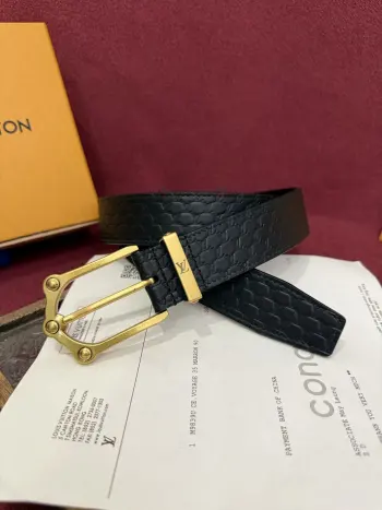 <p> The Frog 3.5mm Reversible Belt in Crocodile是一款优雅且富有感染力的作品 带有纹理感的牛皮材质提升了装饰扣件的立体质感 其上点缀着带有钯色装饰的字母图案 若想采用同样精致的设计风格 光滑而坚实的反面则呈现出更为简约的风格 </p>