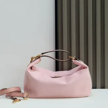 <p>Gucci Vanity系列从经典化妆包中汲取灵感 勾勒瞩目廓形 三种携带方式随心切换 这款手袋可肩背 亦可折叠包带用作手提包 搭配额外包带 还可作为斜挎包背携 </p><p>米色和棕色GG帆布</p><p>棕色皮革滚边</p><p>金色调配件</p>型号 857799<p>颜色 樱花粉</p>