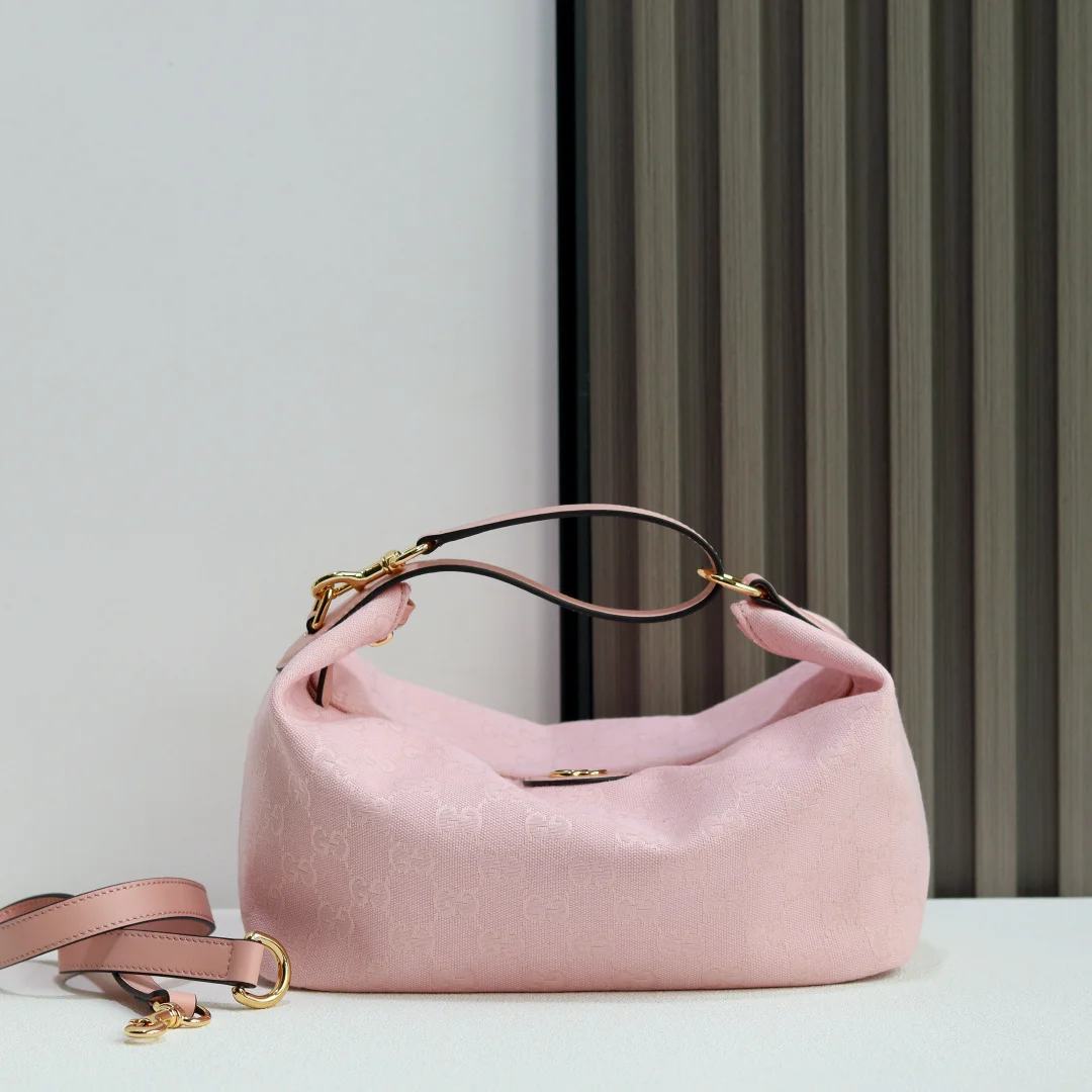 <p>Gucci Vanity系列从经典化妆包中汲取灵感 勾勒瞩目廓形 三种携带方式随心切换 这款手袋可肩背 亦可折叠包带用作手提包 搭配额外包带 还可作为斜挎包背携 </p><p>米色和棕色GG帆布</p><p>棕色皮革滚边</p><p>金色调配件</p>型号 857799<p>颜色 樱花粉</p>