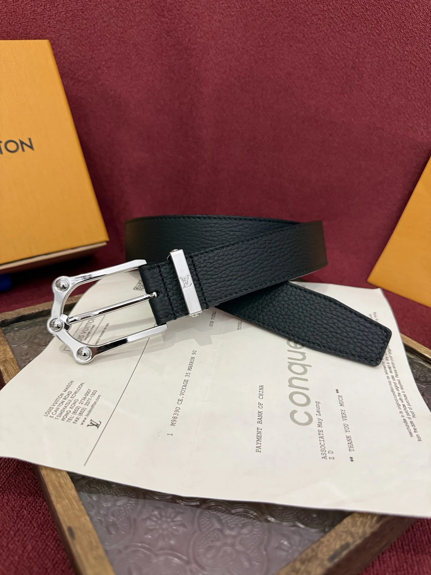 原单LV皮带|高仿LV皮带|精仿LV皮带|一比一LV皮带<p> The Frog 3.5mm Reversible Belt in Crocodile是一款优雅且富有感染力的作品 带有纹理感的牛皮材质提升了装饰扣件的立体质感 其上点缀着带有钯色装饰的字母图案 若想采用同样精致的设计风格 光滑而坚实的反面则呈现出更为简约的风格 </p>