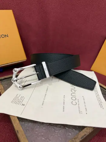 <p> The Frog 3.5mm Reversible Belt in Crocodile是一款优雅且富有感染力的作品 带有纹理感的牛皮材质提升了装饰扣件的立体质感 其上点缀着带有钯色装饰的字母图案 若想采用同样精致的设计风格 光滑而坚实的反面则呈现出更为简约的风格 </p>