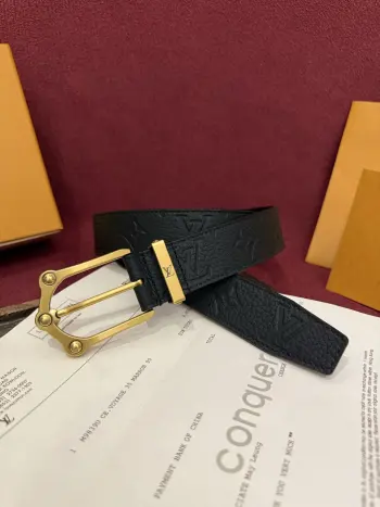 <p> The Frog 3.5mm Reversible Belt in Crocodile是一款优雅且富有感染力的作品 带有纹理感的牛皮材质提升了装饰扣件的立体质感 其上点缀着带有钯色装饰的字母图案 若想采用同样精致的设计风格 光滑而坚实的反面则呈现出更为简约的风格 </p>