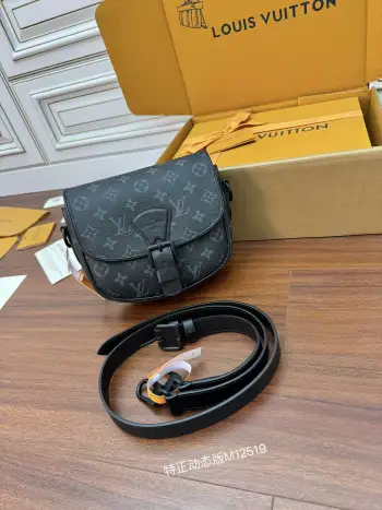 <p>独家首发型号 M12519特正版 动态码  品质提升 专柜同步 动态电子芯片 礼品袋 保护纸 铜版电子标签 合格证 皮料是正品代工厂意大利A级皮料 特级正品 :所谓的特级正品 是在于品质 五金 面料 手工 油边 A级出品 拍摄图跟产品一致</p>