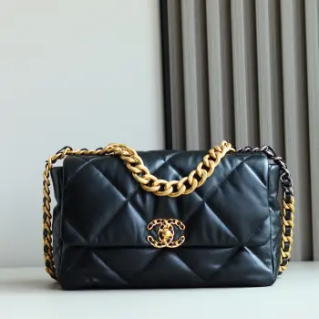 <p> 纯原厂19 bag</p><p>皮料 欧洲原厂方框正品山羊皮</p><p>五金 意大利进口24k镀厚金做旧五金</p><p>货源稀少 经常容易断货</p><p>整个包的手感与真品完美达成一致 </p><p>1161 中号尺寸30cm</p>