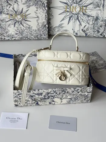 <p> Dior蝴蝶结化妆包 经典菱格+蝴蝶结金属吊饰 优雅精致感拉满柔软的小羊皮轻便耐用 日常通勤 出街都超适合 手提+斜挎两用 灵活百搭 内部空间能装化妆品等<p>2026春夏女包半定型皮包迷你</p>型号 S2603PUQA_M39Z</p><p>款式 迷你化妆包</p>
