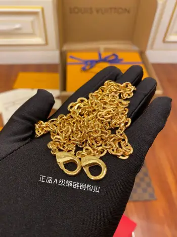 <p>独家163首发型号 M63032私品 163动态UID  进口菱形面料  品质第九次升级 进口原厂皮 专柜同步 动态电子芯片 礼品袋 保护纸 铜版电子标签 合格证 皮料是正品代工厂意大利A级树膏皮</p>