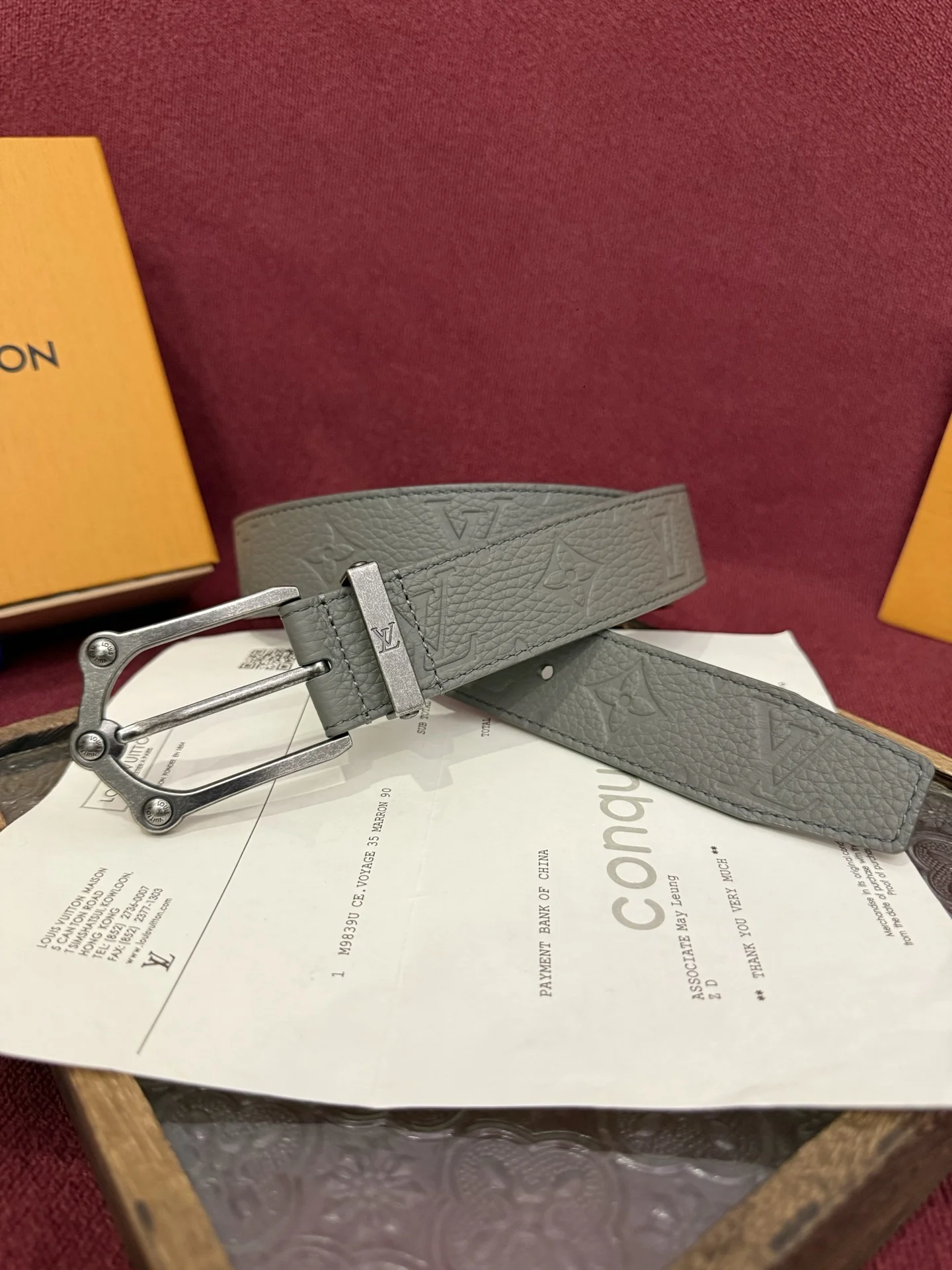 原单LV皮带|高仿LV皮带|精仿LV皮带|一比一LV皮带<p> The Frog 3.5mm Reversible Belt in Crocodile是一款优雅且富有感染力的作品 带有纹理感的牛皮材质提升了装饰扣件的立体质感 其上点缀着带有钯色装饰的字母图案 若想采用同样精致的设计风格 光滑而坚实的反面则呈现出更为简约的风格 </p>