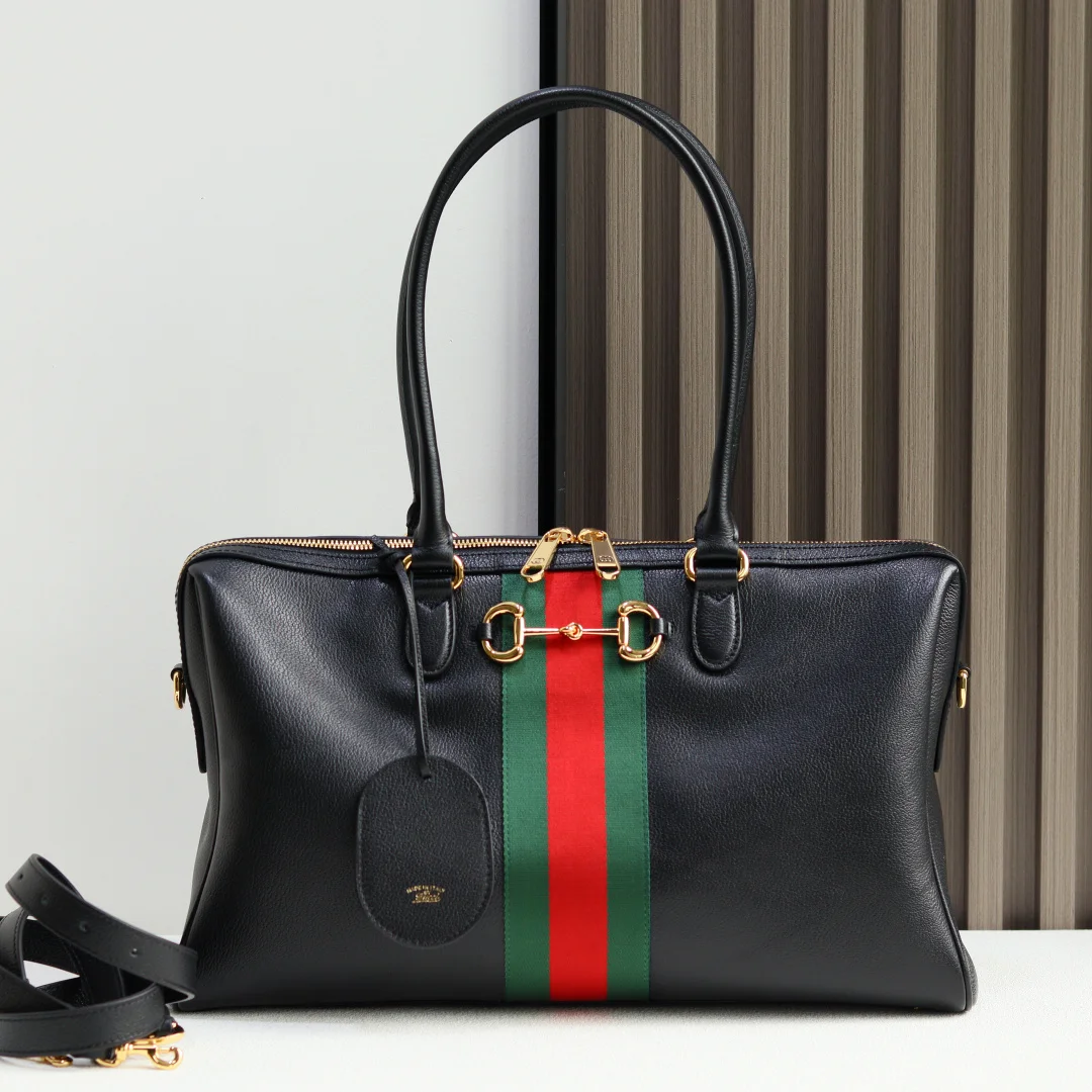 <p> Gucci Borsetto系列名称巧妙融合意大利语 borsa 手袋 和 morsetto 马衔扣 二词 这款手袋甄选柔软牛皮革打造 源自典藏的钻石菱格纹图案演绎全新衬里 </p><p>黑色软皮</p><p>金色调配件</p><p>黑色帆布衬里 饰钻石菱格纹图案</p>型号 866734</p>