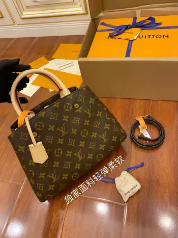 <p>独家163首发型号 M41055私品 163动态UID  进口菱形面料  品质第九次升级 进口原厂皮 专柜同步 动态电子芯片 礼品袋 保护纸 铜版电子标签 合格证 皮料是正品代工厂意大利A级树膏皮 私品 :所谓的私品 是在于品质 五金 面料 手工 油边 A级出品 拍摄图跟产品一致</p>