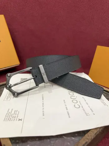 <p> The Frog 3.5mm Reversible Belt in Crocodile是一款优雅且富有感染力的作品 带有纹理感的牛皮材质提升了装饰扣件的立体质感 其上点缀着带有钯色装饰的字母图案 若想采用同样精致的设计风格 光滑而坚实的反面则呈现出更为简约的风格 </p>