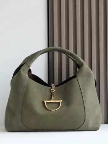 <p>这款Gucci Softbit系列肩背包匠心融蕴大号半马衔扣造型品牌经典马术风格配件 这款大号肩背包搭配可拆卸手拿包 </p><p>棕色绒面材质</p><p>浅金色调配件</p><p>深棕色超细纤维衬里</p><p>半马衔扣</p><p>内部 可拆卸手拿包</p>型号 837466</p>