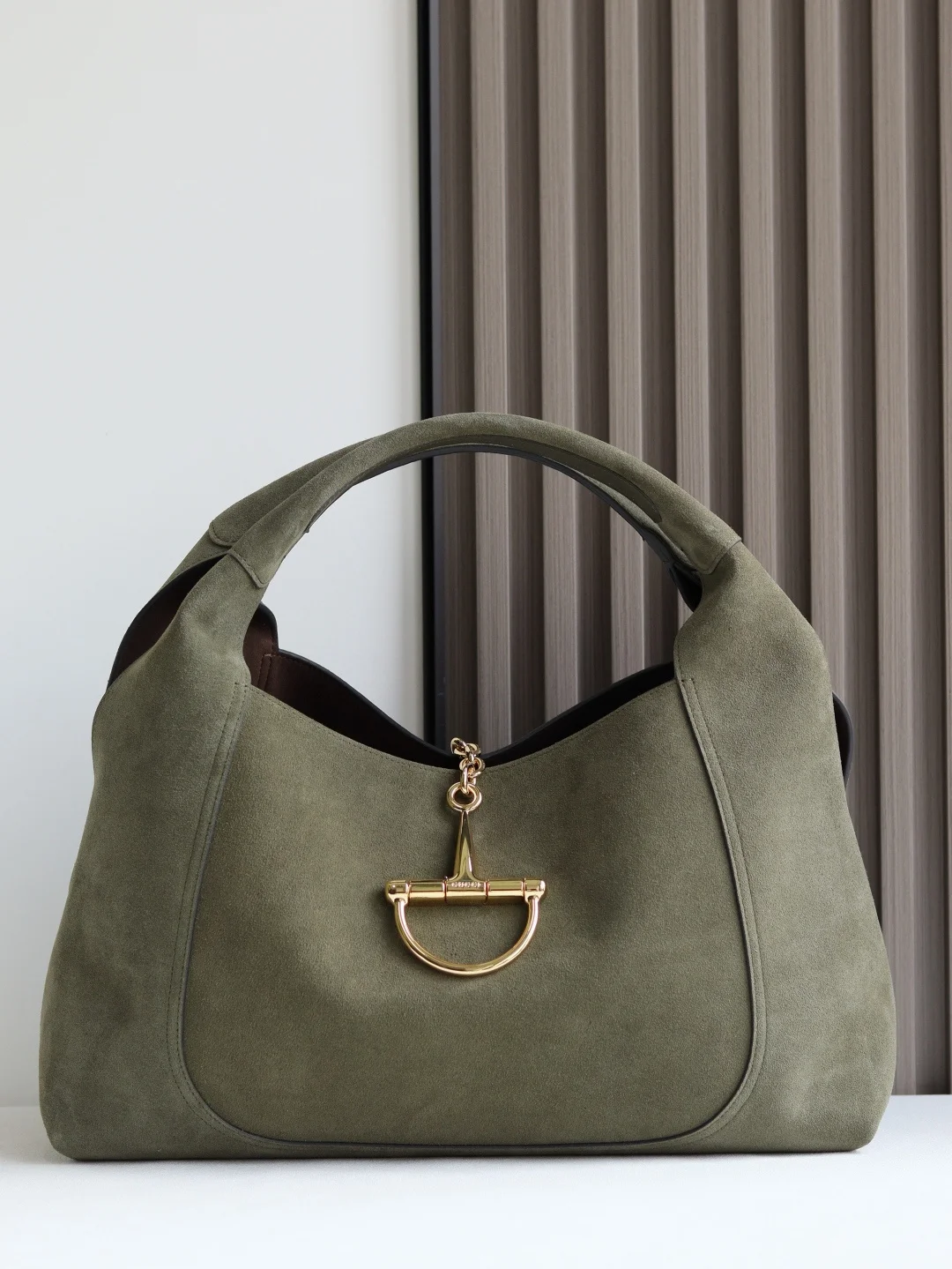 <p>这款Gucci Softbit系列肩背包匠心融蕴大号半马衔扣造型品牌经典马术风格配件 这款大号肩背包搭配可拆卸手拿包 </p><p>棕色绒面材质</p><p>浅金色调配件</p><p>深棕色超细纤维衬里</p><p>半马衔扣</p><p>内部 可拆卸手拿包</p>型号 837466</p>