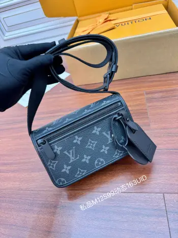 <p>独家163首发型号 M12599私品 163动态UID  进口菱形面料  品质第九次升级 进口原厂皮 专柜同步 动态电子芯片 礼品袋 保护纸 铜版电子标签 合格证 皮料是正品代工厂意大利A级树膏皮 私品 :所谓的私品 是在于品质 五金 面料 手工 油边 A级出品 拍摄图跟产品一致</p>