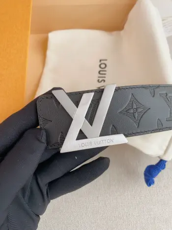 <p> Lv.路易威登</p>LV 奢华款现代 Taurillon 皮革 饰以雅致大方的标志性 LV 首字母 柔软结实的皮带 双色搭配可双面使用 可搭配从礼服到休闲装各种服饰 宽度4.0cm </p>