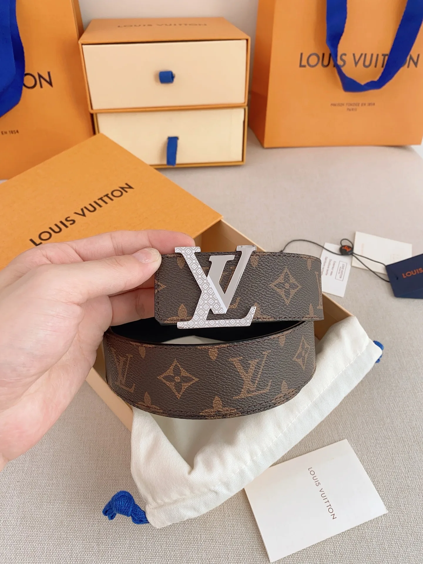 原单LV皮带|高仿LV皮带|精仿LV皮带|一比一LV皮带<p> Lv.路易威登</p>LV 奢华款现代 Taurillon 皮革 饰以雅致大方的标志性 LV 首字母 柔软结实的皮带 双色搭配可双面使用 可搭配从礼服到休闲装各种服饰 宽度4.0cm </p>