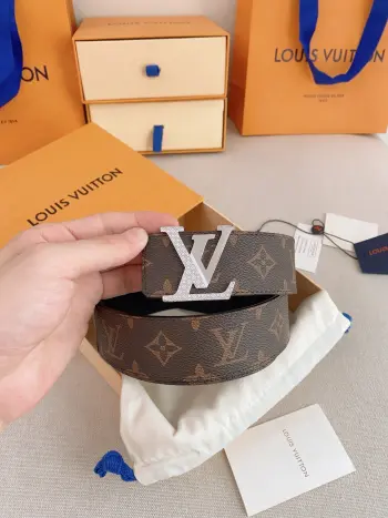 <p> Lv.路易威登</p>LV 奢华款现代 Taurillon 皮革 饰以雅致大方的标志性 LV 首字母 柔软结实的皮带 双色搭配可双面使用 可搭配从礼服到休闲装各种服饰 宽度4.0cm </p>