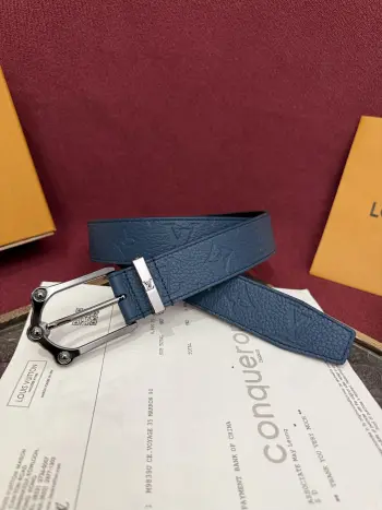 <p> The Frog 3.5mm Reversible Belt in Crocodile是一款优雅且富有感染力的作品 带有纹理感的牛皮材质提升了装饰扣件的立体质感 其上点缀着带有钯色装饰的字母图案 若想采用同样精致的设计风格 光滑而坚实的反面则呈现出更为简约的风格 </p>