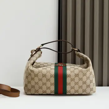 <p>Gucci Vanity系列从经典化妆包中汲取灵感 勾勒瞩目廓形 三种携带方式随心切换 这款手袋可肩背 亦可折叠包带用作手提包 搭配额外包带 还可作为斜挎包背携 </p><p>米色和棕色GG帆布</p><p>棕色皮革滚边</p><p>金色调配件</p>型号 857799<p>颜色 杏布/棕色 </p>