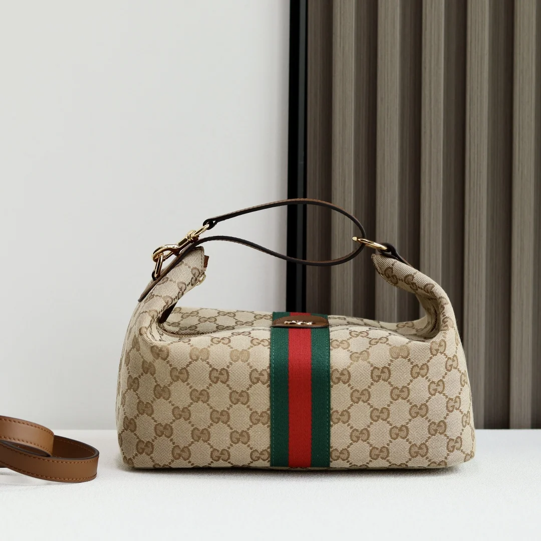 <p>Gucci Vanity系列从经典化妆包中汲取灵感 勾勒瞩目廓形 三种携带方式随心切换 这款手袋可肩背 亦可折叠包带用作手提包 搭配额外包带 还可作为斜挎包背携 </p><p>米色和棕色GG帆布</p><p>棕色皮革滚边</p><p>金色调配件</p>型号 857799<p>颜色 杏布/棕色 </p>
