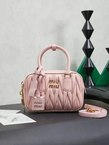 <p>5BB123 M家新品too pretty保龄球手袋采用进口小羊皮经典品牌标志性Matelasse纹理绣花 复古磨砂五金 保留了应有的俏皮感 包型整体硬挺有型 充满个性 可甜可盐 容量可光 各大时尚搏主几乎人手一个 火爆程度不亚于之前的MiWander</p>