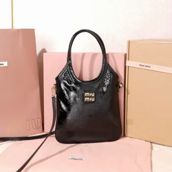 <p>原厂皮 5BA281 miu家新品迷你托特包 新尺寸小巧可爱适配度高 时髦别致又百搭 细节精致考究 经典浮雕字母徽标增添别具一格的格调与辨识度 延续 Miu复古风 随性洒脱 配有可拆卸可调节皮革长肩带 可肩背手拎斜挎实用性更好 缎面衬里 带贴袋 尺寸 20 cm X 24 cm</p>