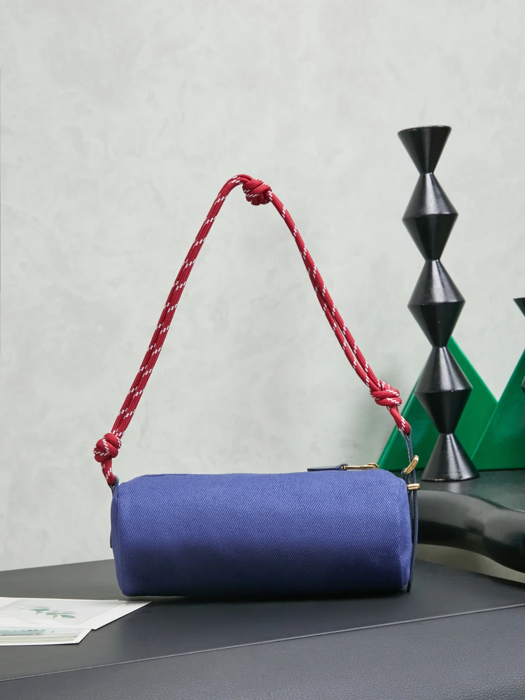 原单MIUMIU女包|高仿MIUMIU女包|精仿MIUMIU女包|一比一MIUMIU女包<p> 5NE853</p>5NE851新品斜纹布笔筒 正面标志性 Miu刺绣logo 棉布内里 超轻 容量大 怎么搭都好看 一年四季都适用 尺寸 底长22cm 高9cm 底部宽9cm</p><p>靛蓝</p>