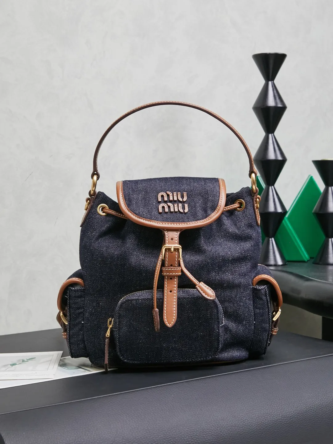 原单MIUMIU女包|高仿MIUMIU女包|精仿MIUMIU女包|一比一MIUMIU女包<p>MIU 新品学院风 双肩包</p><p>5BZ043 帆布与高品质小牛皮的完美搭配 厚实耐磨亚麻混纺内衬 这款皮革双肩包采用校园风设计 融合精湛工艺与休闲态度 别致的多口袋设计彰显MlU手袋的时尚趣致精神 经典皮革双肩背带与肩带</p>