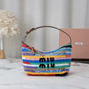 <p>5NE841彩虹编织饭盒包 超重工纯手工制作 采用多种材质编织手工钩织 非市面单一材质版本 正面标志性 Miu刺绣 棉布内里 超轻 容量大 怎么搭都好看 一年四季都适用 尺寸 底长19cm 开口宽25.5cm 高14cm 底部宽10cm </p>