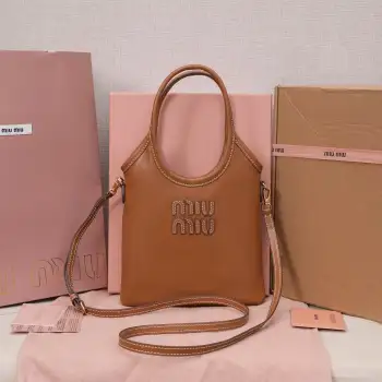 <p>5BA281 miu家新品迷你托特包 新尺寸小巧可爱适配度高 时髦别致又百搭 细节精致考究 经典浮雕字母徽标增添别具一格的格调与辨识度 延续 Miu复古风 随性洒脱 配有可拆卸可调节皮革长肩带 可肩背手拎斜挎实用性更好 缎面衬里 带贴袋 尺寸 20 cm X 24 cm</p>