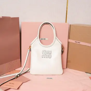 <p>5BA281原厂皮 miu家新品迷你托特包 新尺寸小巧可爱适配度高 时髦别致又百搭 细节精致考究 经典浮雕字母徽标增添别具一格的格调与辨识度 延续 Miu复古风 随性洒脱 配有可拆卸可调节皮革长肩带 可肩背手拎斜挎实用性更好 缎面衬里 带贴袋 尺寸 20 cm X 24 cm</p>