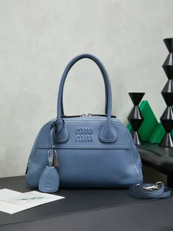 <p> Miu Miu Vivant 迷你 选用细腻绒面羊皮革 哑光质感像抚摸一片柔软的云 光线掠过时 泛起微醺般的光晕 高级感拉满 经典保龄球包型 麂皮让原本立体的线条变得柔和慵懒 自然垂坠出 不刻意 的时髦感   型号 5BB200 </p><p>   尺寸 28*17*9.5cm</p><p>   蓝色 </p>